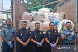 Lanal Cirebon ungkap praktik penyelundupan pakaian ilegal di Patimban