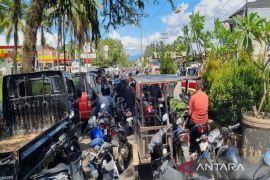 Ribuan pengendara padati dua SPBU di Madina, antrean BBM tutup separuh badan jalan