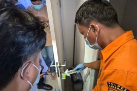 Polisi lakukan olah TKP temuan mayat di salah satu unit apartemen di Telukjambe Timur