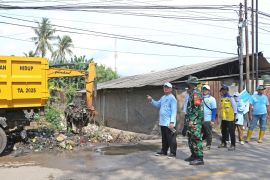 Cegah banjir, Pemkab Serang bersihkan Sungai Cikubang