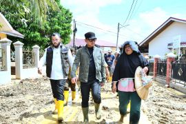 Wali Kota Fadly Amran dampingi Wamendagri tinjau lokasi banjir Padang