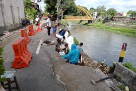 BWS dan PUPR pasang tanggul darurat tangani longsor Sungai Jangkuk