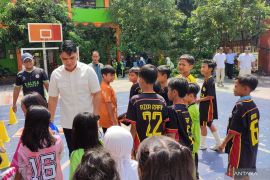 Legislator Cahyo serahkan bantuan peralatan futsal untuk siswa SD