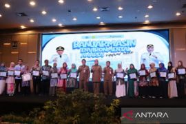 Banjarmasin City govt award environmental activists