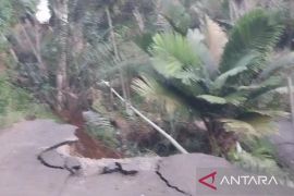 Ruas jalan desa menghubungkan Siaporik-Sihopur Tapsel amblas, Kepala Desa: Perekonomian lumpuh