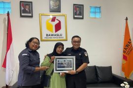 Bawaslu Papua Barat apresiasi pengendara beri hormat saat pengibaran bendera