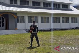 Prajurit TNI Satgas Yonif 511 bersihkan Gereja Baptis Pirime menjelang Natal