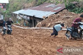 Akses jalan provinsi Simpang Empat-Talamau baru bisa dilalui roda dua (Video)