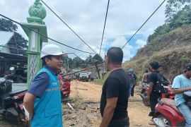 ULP PLN Simpang Empat pacu perbaikan aliran listrik di lokasi longsor menuju Talamau