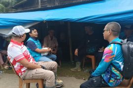 Pemkab Pasaman Barat maksimalkan dapur umum bantu warga terdampak longsor di Talamau (Video)