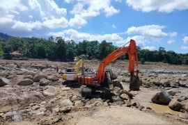 Pemkab Agam buka jalan tertimbun longsor agar tak terisolir