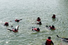 Latihan mitigasi bencana mahasiswa di Madiun