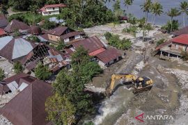 BNPB kirim 4,1 ton bantuan bagi korban banjir Sumbar melalui jalur udara