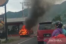 Polisi selidiki kebakaran minibus bermuatan jerigen BBM di jalur Puncak-Cipanas