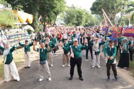 Peringatan HKN, Wakil Bupati Lampung Timur serahkan bantuan mobil Pusling