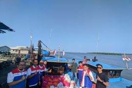 PGN tempuh laut distribusikan logistik ke korban banjir di Langsa