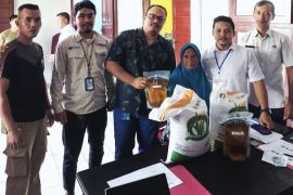 Bulog Natuna salurkan bantuan beras dan minyak goreng ke masyarakat