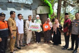 Baznas dan TP PKK Pesisir Selatan bantu bedah rumah warga kurang mampu