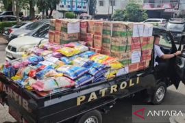 Pemkot Palembang salurkan 970 kg beras bantu korban banjir bandang Sumatera