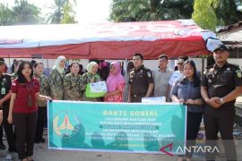 Kajati Sumut salurkan bantuan kemanusiaan untuk korban bencana dan pegawai terdampak di Mandailing Natal