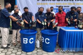 Bea Cukai musnahkan 227.436 batang rokok dan 368,25 liter minuman keras ilegal