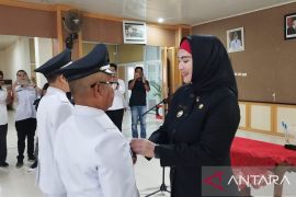 Wabup Debby lantik Pj Kades Tiram dan Bangka Kota Bangka Selatan