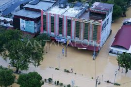 Lintas Aceh Timur menuju Langsa pulih, bantuan tembus daerah terisolasi