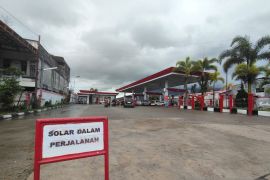 Distribusi BBM terhambat saat bencana, pengamat ingatkan masyarakat tidak "panic buying" dan potensi ancaman spekulan