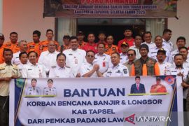 Bupati Paluta serahkan langsung bantuan bencana kepada Bupati Tapsel