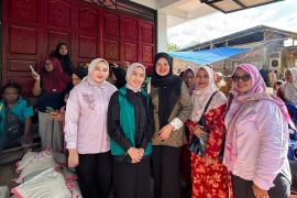 TP-PKK Sawahlunto berikan 313 paket bantuan untuk korban bencana Solok