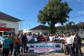 PT. AMP Plantation salurkan langsung bantuan meringankan beban korban banjir bandang di Agam