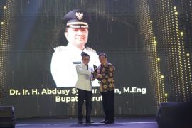 Bupati Garut raih penghargaan sebagai Transformational Leader dari LAN
