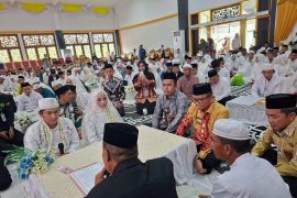 100 pasangan nikah massal di Tabalong terima paket sembako