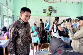 Wamendagri dan BGN salurkan 852 paket MBG di SMAN 1 Gambut Kalsel