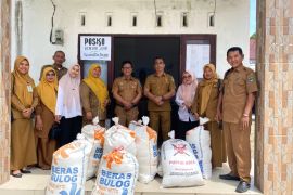 Kesbangpol Pesisir Selatan Salurkan Bantuan Beras untuk Warga Terdampak Banjir di Kecamatan Bayang"