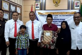 Kejari Trenggalek serahkan penetapan perwalian anak ke Yayasan LKSA