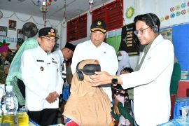 Wawako Maigus Nasir sambut Menko Polkam di posko banjir di Padang