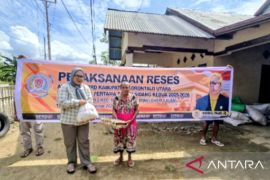 Anggota DPRD salurkan bantuan sembako saat reses