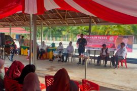 Anggota DPRD tanggapi aspirasi masyarakat saat reses