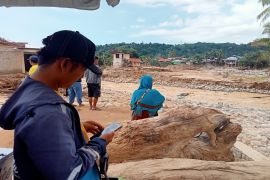Arief, sang penjual es jadi relawan dadakan beri info internet gratis untuk korban banjir