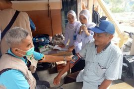 Petugas kesehatan cek kesehatan warga terdampak galodo Batu Busuak, ada batuk dan tekanan darah naik