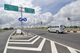 Saat jalan tak sama rata di NTB