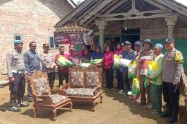 Polisi berikan bantuan ke korban puting beliung di Lambar