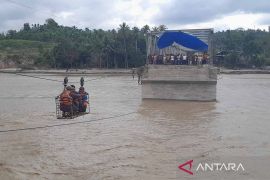 Update Banjir Aceh, Warga nyebrang gunakan gondola darurat di Teupin Mane