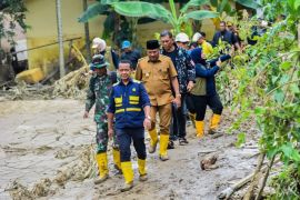 Bahlil tinjau kerusakan kelistrikan akibat banjir di Bireuen Aceh