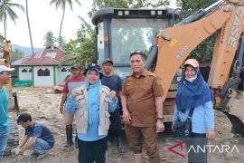 Pemkab Solok kebut perbaikan sungai-jalan gunakan alat berat