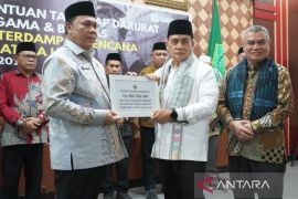 Wamenag Romo salurkan bantuan Rp500 juta korban banjir di Sumut