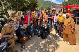 Kominfo Pessel salurkan donasi untuk warga Muaro Aia terdampak bencana