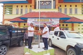 Bantuan peduli bencana dari Nagari Se-Kecamatan Silaut diserahkan kepada warga terdampak banjir di Bayang Utara