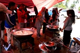 Dapur umum Dinsos Tanah Datar salurkan hingga 2.000 paket makanan per hari